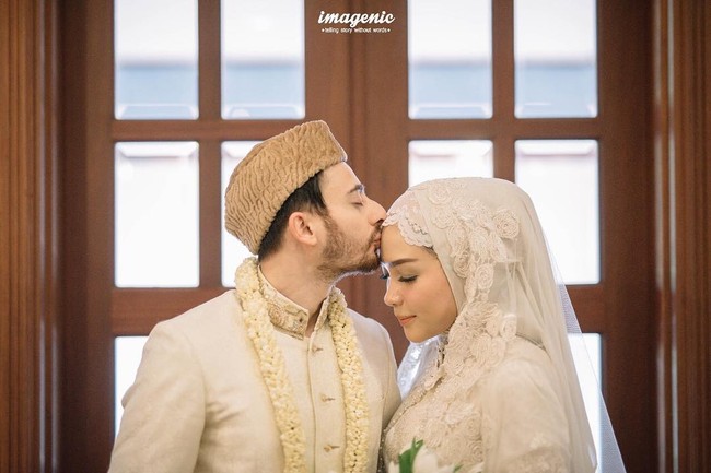 Saat menikah terlihat pulasan makeup Hamidah Rachmayanti sederhana dan natural. Tampilan yang simpel ini mempercantik penampilannya. Foto: Dok. Instagram @imagenic