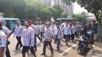 Sebanyak 50 buruh didandani layaknya zombie. Selain itu, mereka juga melakukan sujud karena nazar mereka untuk long march ke Istana terkabul. (Foto: Cici Marlina/detikcom)