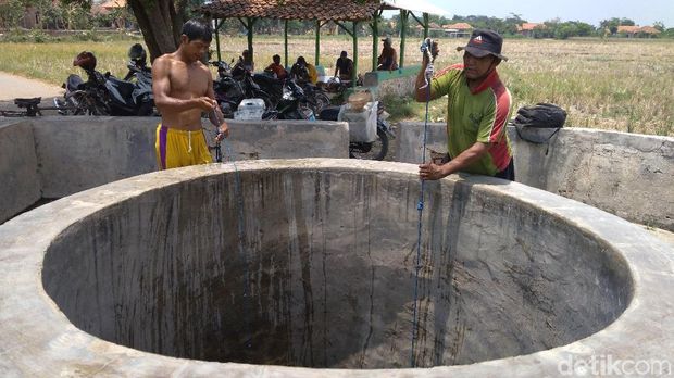 Sumur keramat itu memiliki kedalam 6 meter dengan diamater 2,5 meter