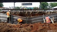 Pekerja menyelesaikan pembangunan Stasiun Klender.