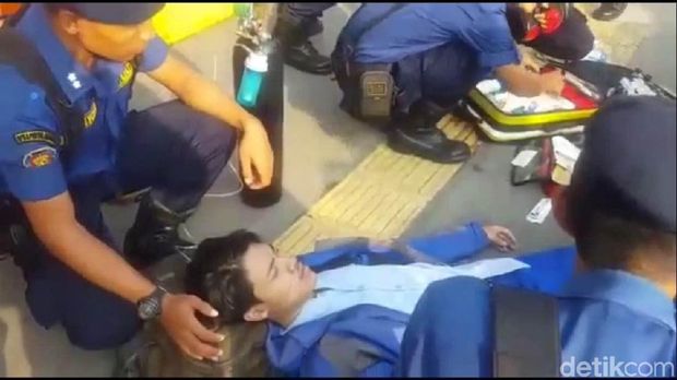 Aksi Petugas Damkar Tolong Pemotor yang Terkapar Usai Tabrak Bajaj