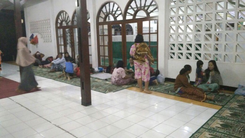 12 Warga Jatipadang Mengungsi karena Rumahnya Tergenang Kembali 12 Warga Jatipadang Mengungsi karena Rumahnya Tergenang Kembali