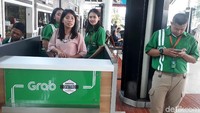 Gerai-gerai tersebut berlokasi cukup strategis, yakni berada tepat di samping sebelah kanan dari pintu keluar terminal kedatangan.
