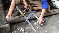 Dulu para pandai ini lebih banyak memproduksi tapal kuda untuk delman yang kala itu menjadi salah satu moda transportasi utama. Kini, seiring berjalannya waktu, para pandai besi banyak yang memproduksi alat-alat pertanian seperti golok, cangkul, garpu, sabit dan lainnya. Jaka Priatna/Laskar Kampungku