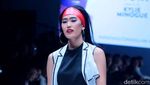 Genit, Seksi dan Menawan! Aksi Para Selebriti di Jakarta Fashion Week 2018