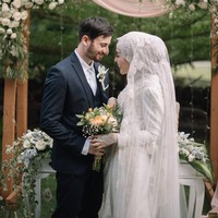 Ketika resepsi pernikahan, Irvan Farhad yang awalnya memakai beskap berganti menggunakan jas. Penampilannya menyeimbangkan gaun putih Hamidah Rachmayanti. Foto: Dok. Instagram @imagenic