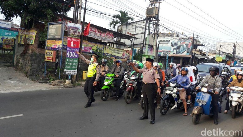 Berpeci, Cara Polisi di Depok Peringati Hari Santri Berpeci, Cara Polisi di Depok Peringati Hari Santri