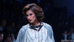 Genit, Seksi dan Menawan! Aksi Para Selebriti di Jakarta Fashion Week 2018