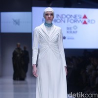 Norma Hauri merilis pilihan gaun malam berhijab terbarunya di Jakarta Fashion Week 2018, Minggu (22/10/2017). Foto: Dok. Mohammad Abduh/Wolipop