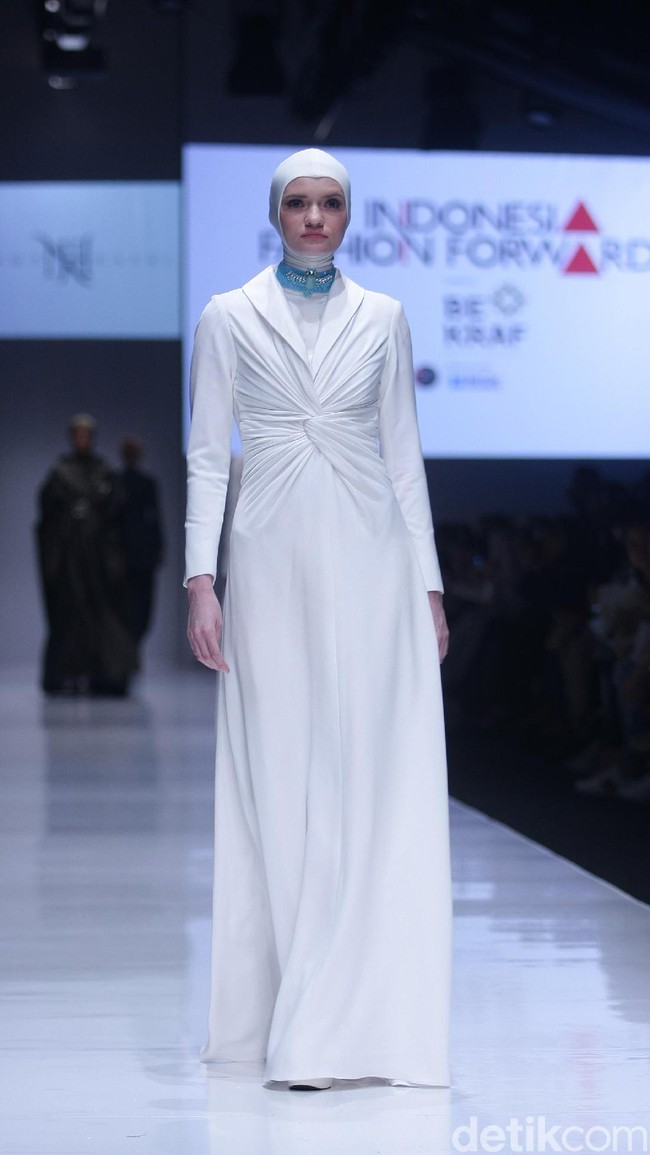 Norma Hauri merilis pilihan gaun malam berhijab terbarunya di Jakarta Fashion Week 2018, Minggu (22/10/2017). Foto: Dok. Mohammad Abduh/Wolipop