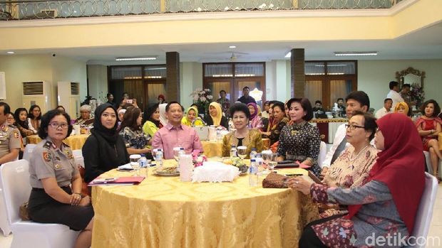 Kapolri Jenderal Tito Karnavian saat berdialog dengan aktivis perempuan