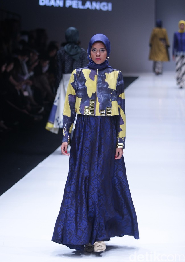 Koleksi terbaru desainer Dian Pelangi yang mengangkat tema bertajuk Arsiran di Jakarta Fashion Week 2018. Senayan City, Jakarta, Minggu (22/10/2017). Foto: Mohammad Abduh/Wolipop