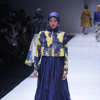 Koleksi terbaru desainer Dian Pelangi yang mengangkat tema bertajuk Arsiran di Jakarta Fashion Week 2018. Senayan City, Jakarta, Minggu (22/10/2017). Foto: Mohammad Abduh/Wolipop