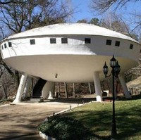 Rumah berbentuk pesawat luar angkasa ini berada di Chattanooga, Tennessee, Amerika Serikat. Rumah ini hanya bisa diakses melalui tangga jalan yang tampak di foto. Bentuknya yang mirip pesawat luar angkasa membuat bangunan tersebut tak ada duanya di kawasan  Chattanooga. Foto: Istimewa