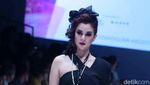 Genit, Seksi dan Menawan! Aksi Para Selebriti di Jakarta Fashion Week 2018