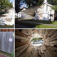 Dua seniman Dan Havel dan Dean Ruck membuat rumah unik yang dinamai Inversion House pada 2005. Mereka menggabungkan dua rumah, di mana bagian tengahnya dibuat terowongan dari kayu. Namun desain terowongan tersebut sangat unik seperti terlihat di foto ini. Foto: Istimewa