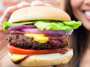 Cerita Putri Muhammad Ali Buatkan Burger Sehat untuk Ayahnya