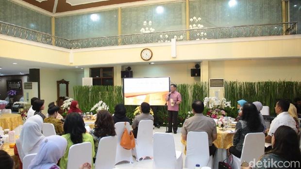 Kapolri Jenderal Tito Karnavian saat berdialog dengan aktivis perempuan