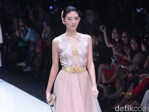 Batik Jambi Jadi Gaun Pastel Nan Elegan Lewat Sentuhan Barli Asmara