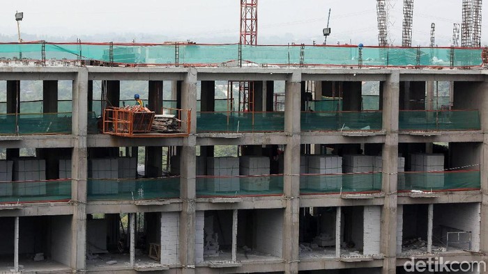 Optimistis Pembangunan Apartemen di Luar Jakarta

Pekerja menyelesailan Topping off proyek apartemen
Progres pembangunan proyek properti apartemen Podomoro Golf View di Depok, Jawa Barat, Senin (23/10/2017). Harga hunian, khususnya apartemen di Jakarta yang semakin mahal menjadikan pengembang properti di sisi luar Jakarta optimis apalagi dengan keberadaan jalan TOL lingkar luar (JORR) dan LRT yang terus dikembangkan untuk sarana transportasi. Grandyos Zafna/detikcom

-. Pengembang PT Graha Tunas Selaras, entitas anak PT Agung Podomoro Land Tbk (APLN) melakukan prosesi tutup atap atau topping off Tower Balsa. Ini merupakan menara kedua dari rencana 25 menara di atas lahan seluas hampir 60 hektare yang akan dibangun secara bertahap. Hunian terpadu yang akan terdiri dari sekitar 37.000 unit apartemen ini terintegrasi sistem kereta ringan atau LRT.