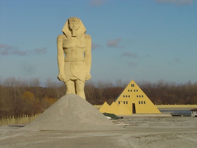 Rumah piramida yang berada di Wadsworth, Illinois, Amerika Serikat ini dibangun pada 1960 oleh seorang pria bernama Jim Onan. Jim terpesona pada keindahan piramida di Mesir sehingga memutuskan membuat bangunan serupa sebagai rumahnya. Dan rumah ini dibangun dengan bahan emas 24 karat asli. Foto: Istimewa