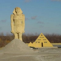 Rumah piramida yang berada di Wadsworth, Illinois, Amerika Serikat ini dibangun pada 1960 oleh seorang pria bernama Jim Onan. Jim terpesona pada keindahan piramida di Mesir sehingga memutuskan membuat bangunan serupa sebagai rumahnya. Dan rumah ini dibangun dengan bahan emas 24 karat asli. Foto: Istimewa