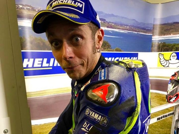 Baju Valentino Rossi terkena ban depan Marc Marquez