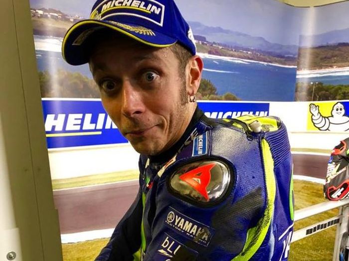 Valentino Rossi Baju Valentino Rossi terkena ban depan Marc Marquez