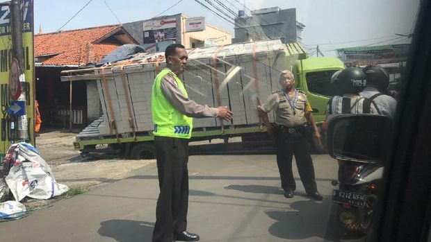 Ada Truk Terperosok, Pondok Cabe Lebak Bulus Macet Parah