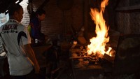 Lempengan besi dibakar di sebuah tungku sebelum ditempa sesuai bentuk yang diinginkan. Jaka Priatna/Laskar Kampungku.