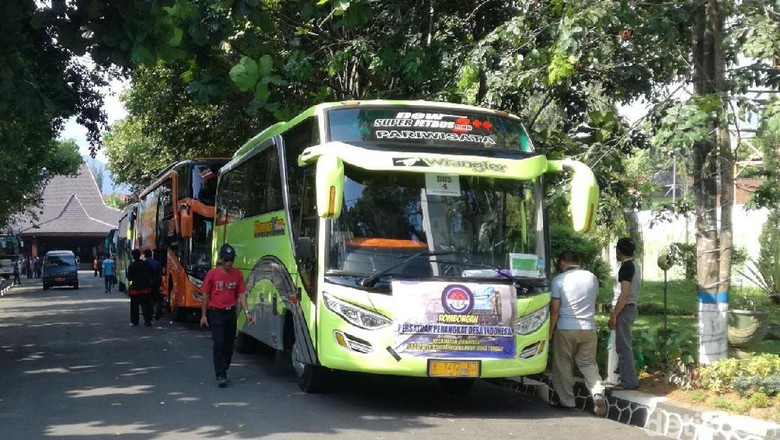 Ratusan Perangkat Desa di Banjarnegara ke Jakarta Tagih Jokowi Ratusan Perangkat Desa di Banjarnegara ke Jakarta Tagih Jokowi