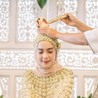 Saat sesi siraman sebelum menikah dengan putra dari almarhum penyanyi dangdut senior, Fazal Dath, Hamidah Rachmayanti cantik dalam balutan kerudung krem. Meski menggunakan melati di atas kepalanya namun ia tetap memakai jilbab yang dililitkan secara sederhana tak hanya menggunakan ciput. Foto: Dok. Instagram @imagenic