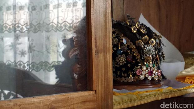 Mahkota Sultan Bacan disimpan di dalam lemari (Wahyu/detikTravel)
