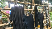 Mereka terpaksa tinggal di kompleks kuburan lantaran sulit untuk mendapatkan rumah kontrakan.