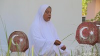 Azimah (45) penjaga makam-makam leluhur Turki di Aceh. Di sana, ada puluhan bahkan ratusan makam yang harus dirawat dan dijaga Azimah bersama suami (Agus Setyadi/detikTravel)