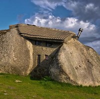 Tak hanya di Turki, rumah batu juga ada di Portugal. Rumah yang dikenal sebagai Casa de Penedo ini dibangun pada 1974. Meskipun dari luar bangunannya tampak primitif, bagian dalam rumah sangat modern. Rumah ini memiliki perapian dan kolam renang mungil. Foto: Istimewa