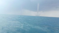 Kemunculan waterspout ini dilihat oleh sejumlah warga. Salah satunya adalah warga Pulau Tidung, Hilmansyah yang tengah menuju Pulau Kelapa.