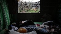Pemandangan gedung-gedung rusak akibat perang dari jendela salah satu rumah di Marawi.