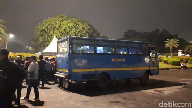 Massa Zombie AMT Bubar, Pulang Menumpang Truk Satpol PP