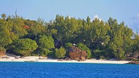 Selain cantik alamnya, pulau-pulau ini juga menjadi saksi sejarah Madagaskar. Kerajaan Raja Sakalava bernah berkuasa pada abad ke-5 dampai ke-15. Di pulau Toloho, 40 km dari Organ pipes jadi tempat peristirahatan terakhir dari Raja Sakalava. Makam ini hanya dibuka pada hari-hari tertentu, pengunjungnya harus menggunakan lamba, sarung tradisional, membawa madu, uang dan rum untuk jenazah Raja (Anisha Shah/BBC)
