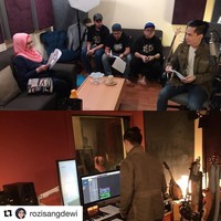 Setelah mengumumkan hamil anak pertama, Siti Nurhaliza masih sibuk rekaman. Seperti saat berada di studio kali ini, ia memakai setelan kasual dan kerudung warna merah muda memberikan kesan yang cerah.  Foto: Dok. Instagram @ctdk