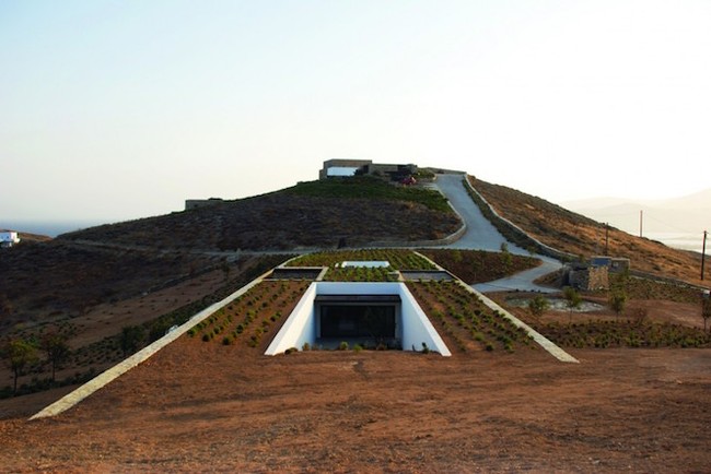Ini adalah rumah di bawah tanah yang dibangun oleh Deca Architecture di Yunani. Rumah tersebut dibangun dengan bahan-bahan alami agar rumah tampak menyatu dengan kawasan sekitarnya. Foto: Istimewa