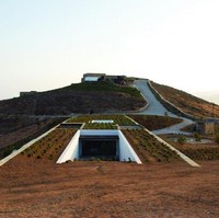 Ini adalah rumah di bawah tanah yang dibangun oleh Deca Architecture di Yunani. Rumah tersebut dibangun dengan bahan-bahan alami agar rumah tampak menyatu dengan kawasan sekitarnya. Foto: Istimewa