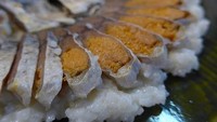 Penulis makanan, Michael Booth dan keluarganya menghabiskan waktu selamat setahun mengelilingi Jepang, untuk riset bukunya The Meaning of Rice. Saat itu ia menemukan makanan paling aneh yang umum di makan warga Jepang. Salah satunya funa zushi atau fermentasi ikan carp. Proses fermentasi memakan waktu beberapa tahun dalam garam, kemudian dikubur kembali dalam nasi kukus untuk ‘ageing’ sampai dua tahun!Meski punya banyak makanan enak, ada juga hidangan Jepang yang terlihat menjijikkan. Seperti cumi-cumi yang masih bergerak hingga teh dari kotoran ulat sutera!