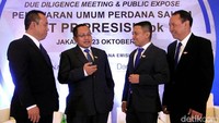 President Director PT PP Presisi Iswanto Amperawan (dua kiri) berbincang kepada Director Benny pidakso (dua kanan) Director Hasanin Ade Putra (kiri) dan Director Arief Subyandono (kanan) usai prescone obligasi di Jakarta, Senin (23/10).