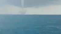 Momen ini sempat diabadikan Hilman lewat kamera ponselnya. Tampak tiga tornado waterspoot tersebut berjajar di tengah perairan Kepulauan Seribu.