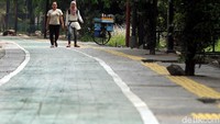 Dua orang warga melintas di jalur pedestrian yang telah direnovasi oleh Pemprov DKI Jakarta.