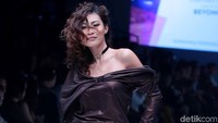 Penampilan Patricia Gunawan atau Patricia Gouw berhasil mencuri perhatian para penonton karena aksi genitnya dan penampilannya malam itu. Pool/Ismail/detikFoto.