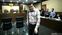 Andi Narogong meninggalkan Pengadilan Tipikor usai menjalani sidang lanjutan dengan agenda mendengarkan keterangan saksi.