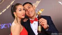 Dalam acara tersebut ia mendampingi sang suami, Ganindra Bimo yang mendapatkan piala dari kategori Peran Pembantu Pria Terpuji. Pool/Palevi S/detikFoto.